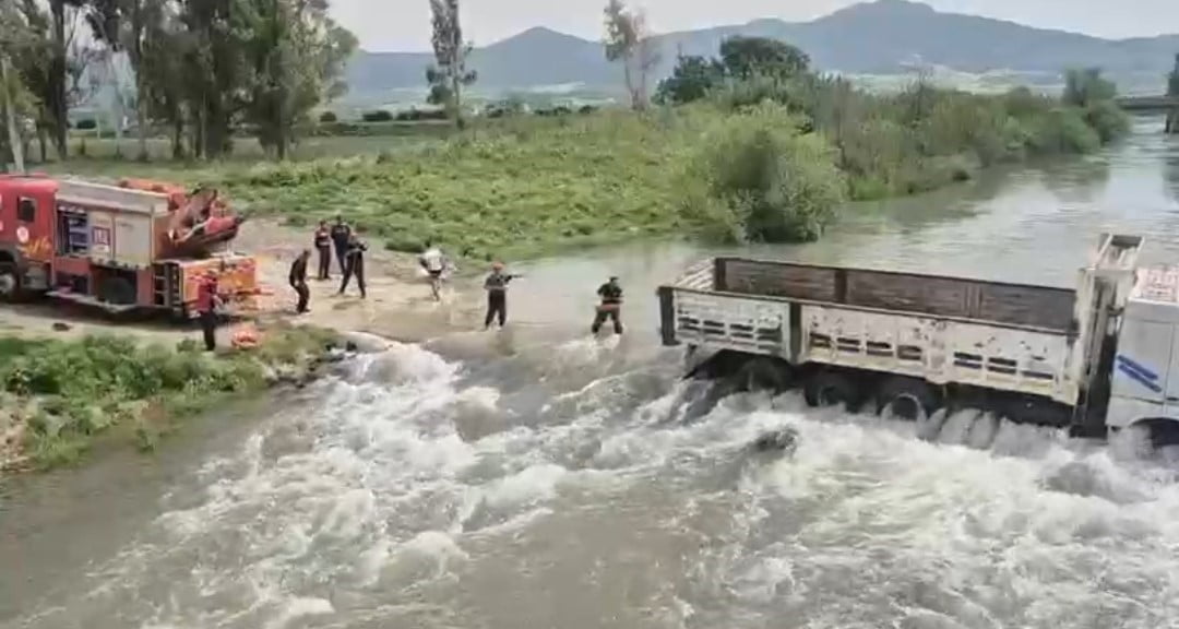 ADANA'DA KARAÇAY NEHRİ'NDEN GEÇMEYE ÇALIŞIRKEN MAHSUR KALAN KAYMONDAKİ İKİ KİŞİ İTFAİYE EKİPLERİ...