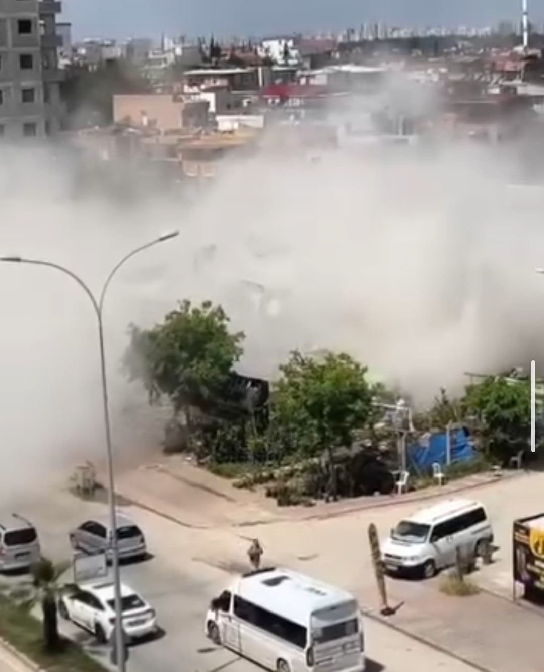 ADANA'DA KONTROLSÜZ BİNA YIKIMI SIRASINDA KALDIRIMDA BEKLEYEN BİR KADININ SON ANDA KAÇARAK...