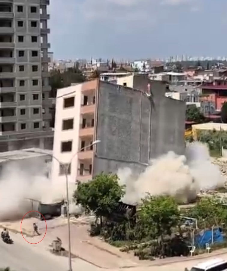 ADANA'DA KONTROLSÜZ BİNA YIKIMINDA BİR KADININ SON ANDA KAÇARAK ÖLÜMDEN DÖNDÜĞÜ ANLAR, CEP...
