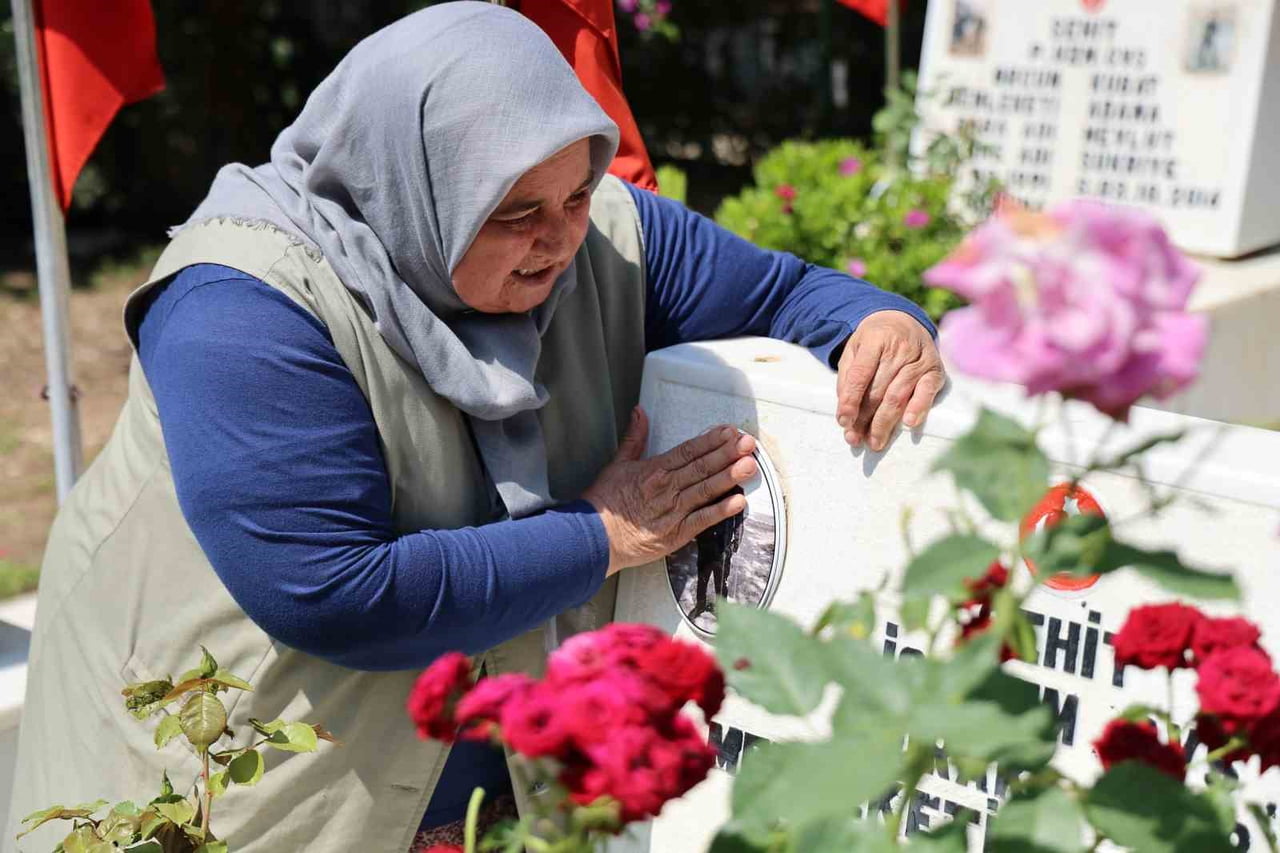 ADANA'DA KURBAN BAYRAMI'NIN İLK GÜNÜ ŞEHİT AİLELERİ YAKINLARININ KABİRLERİNİ ZİYARET...