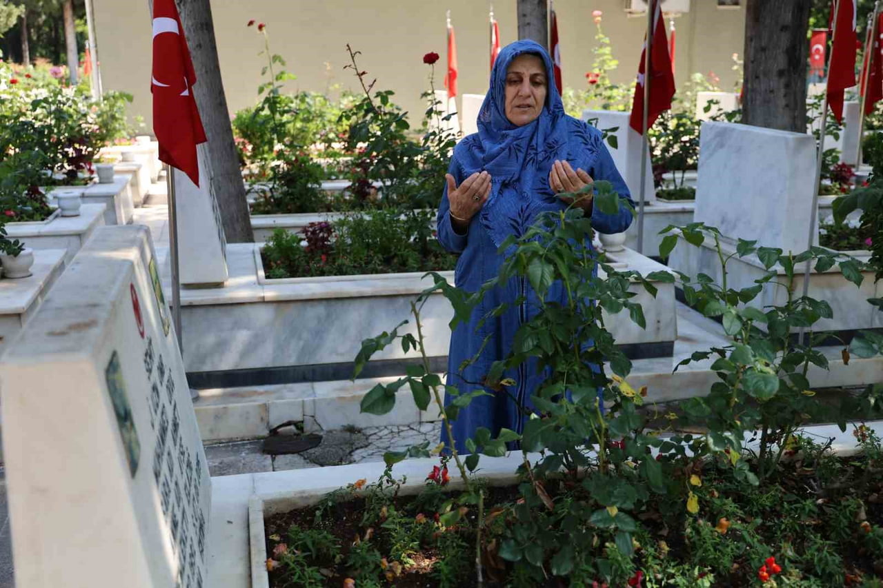 ADANA'DA KURBAN BAYRAMI'NIN İLK GÜNÜ ŞEHİT AİLELERİ YAKINLARININ KABİRLERİNİ ZİYARET...