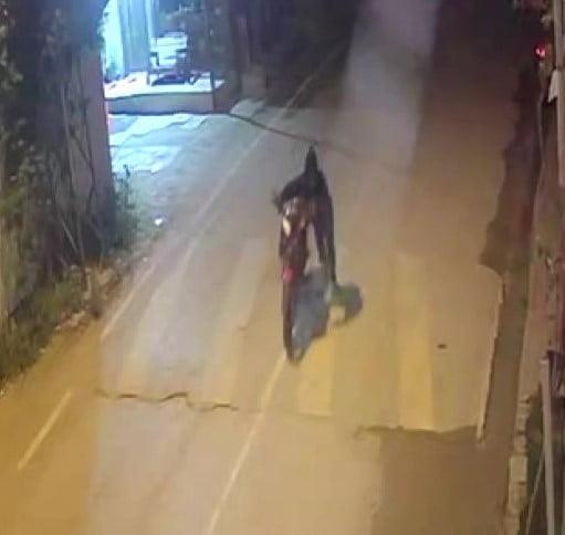 ADANA'DA MOTOSİKLETLE MAHALLEDE GEZEN 3 ŞÜPHELİ, PARK HALİNDEKİ MOTOSİKLETİ GİDON KİLİDİNİ KIRIP...