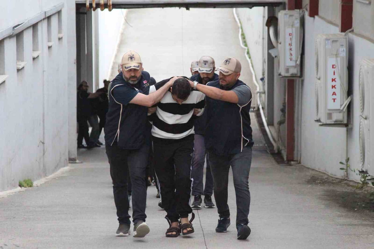 ADANA'DA TERÖR ÖRGÜTÜ DEAŞ'A YÖNELİK OPERASYONDA YAKALANAN 16 ŞÜPHELİDEN 6'SI TUTUKLANIRKEN 10'U...