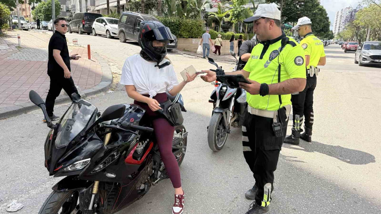 ADANA'DA, TRAFİK UYGULAMASINDA 274 MOTOSİKLET SÜRÜCÜSÜNE PARA CEZASI KESİLDİ.