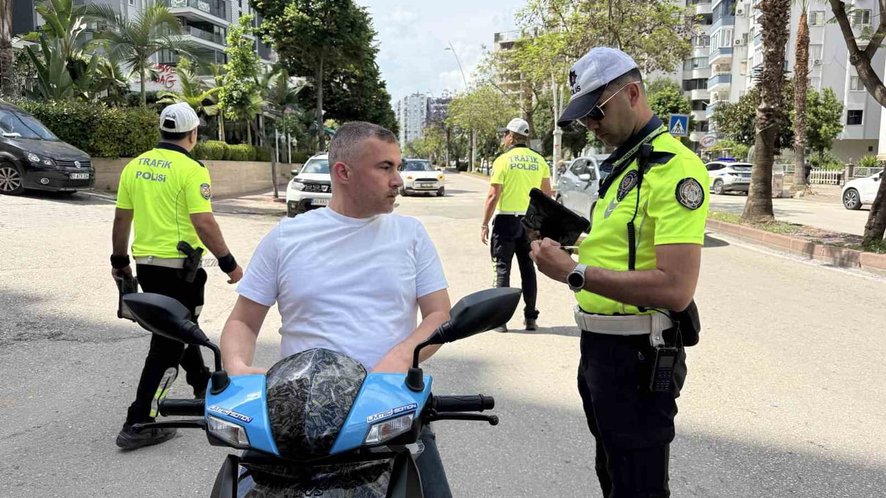 ADANA'DA, TRAFİK UYGULAMASINDA 274 MOTOSİKLET SÜRÜCÜSÜNE PARA CEZASI KESİLDİ.