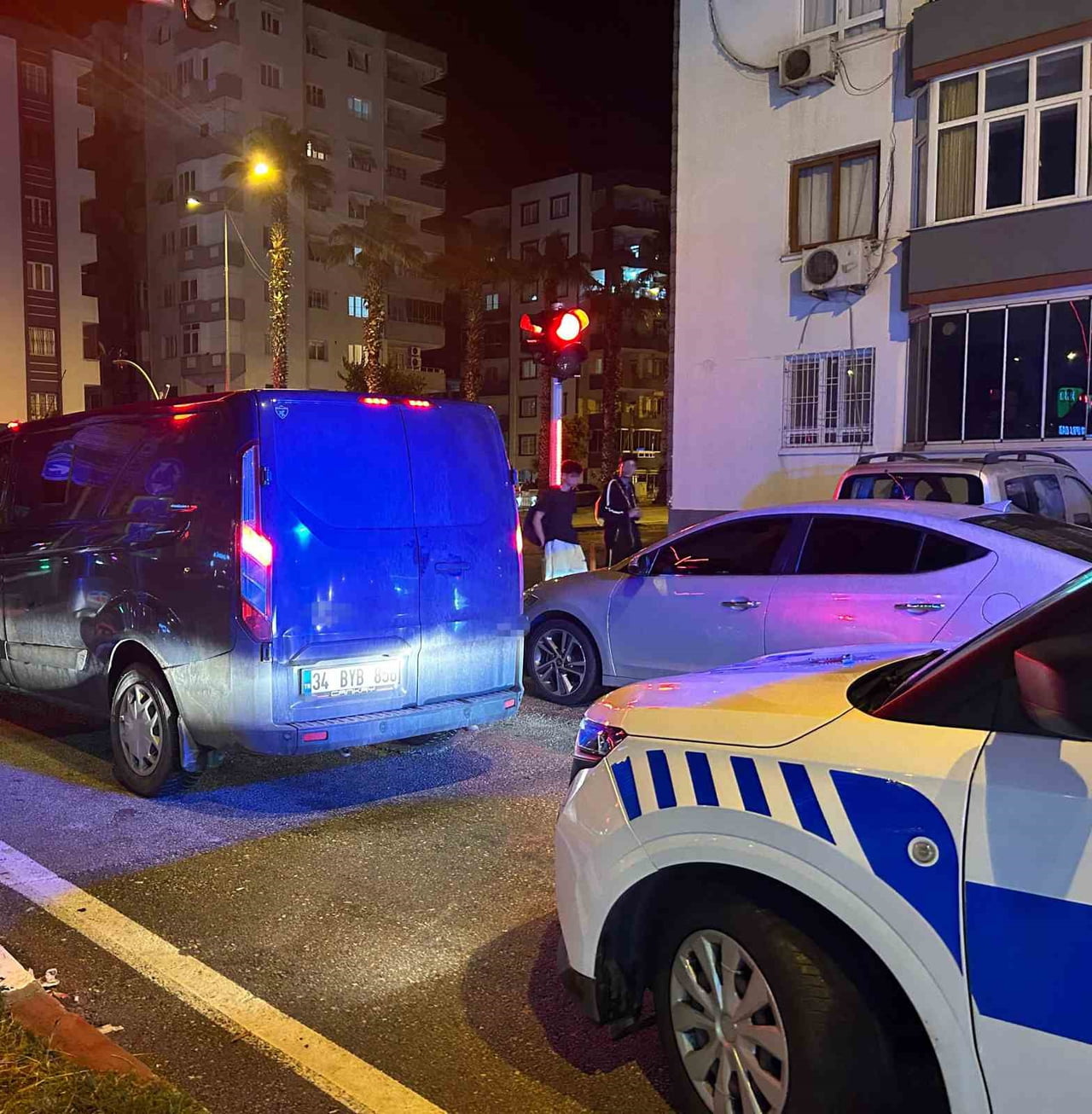 ADANA'NIN CEYHAN İLÇESİNDE BİR SİTEDE MEYDANA GELEN SİLAHLI SALDIRIDA SIRTINDAN VURULAN ŞAHIS AĞIR...