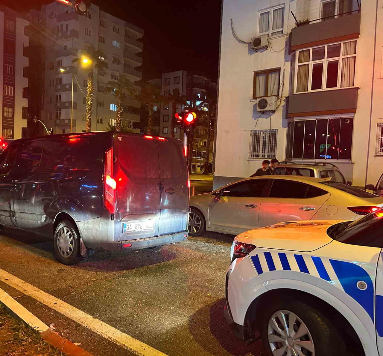 ADANA'NIN CEYHAN İLÇESİNDE BİR SİTEDE MEYDANA GELEN SİLAHLI SALDIRIDA SIRTINDAN VURULAN ŞAHIS AĞIR...