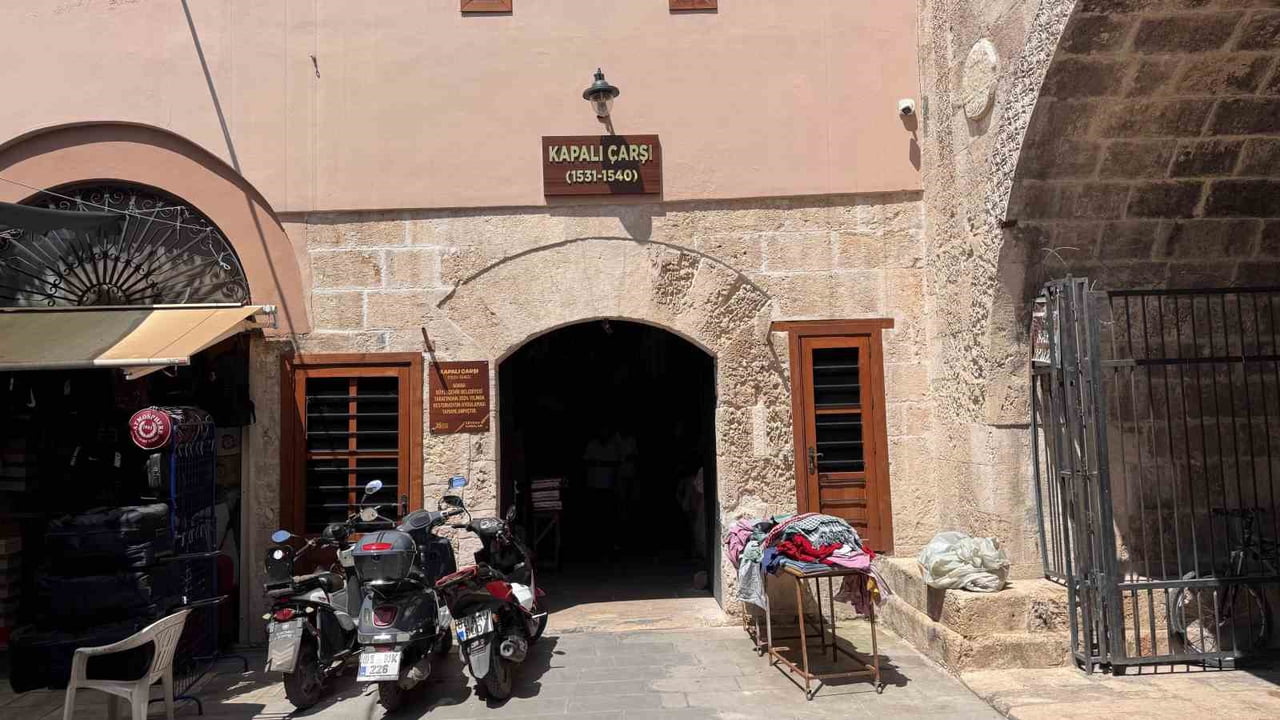 ADANA'NIN EN ESKİ TARİHİ VE KÜLTÜREL MİRASLARINDAN BİRİ OLAN TARİHİ KAPALI ÇARŞI ESNAFI, YAPILAN...