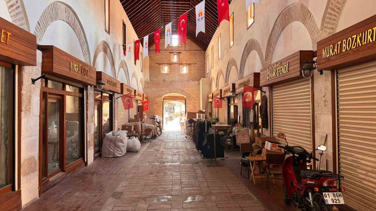 ADANA'NIN EN ESKİ TARİHİ VE KÜLTÜREL MİRASLARINDAN BİRİ OLAN TARİHİ KAPALI ÇARŞI ESNAFI, YAPILAN...