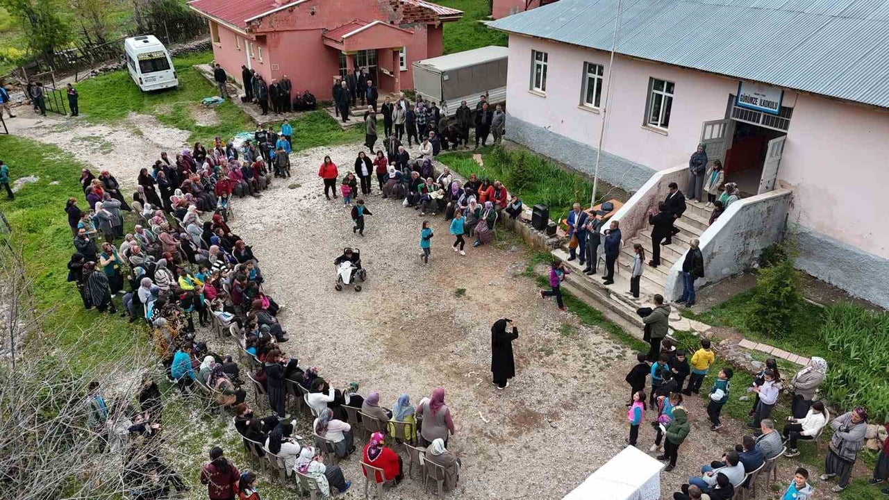 ADANA'NIN FEKE İLÇESİNDE BAHARIN GELİŞİ HIDIRELLEZ ŞENLİĞİ İLE KUTLANDI.