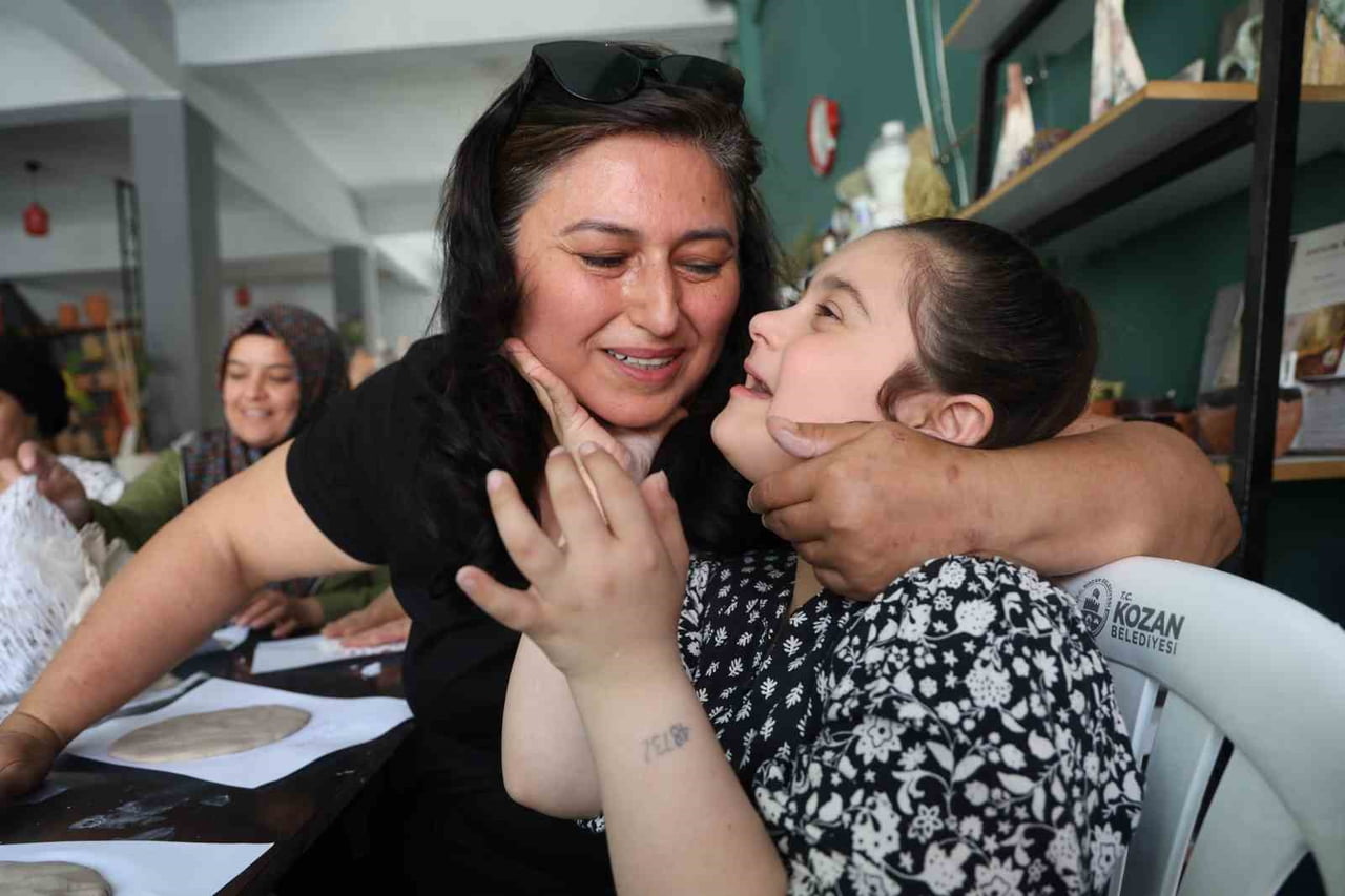 ADANA'NIN KOZAN İLÇESİNDE ANNELER GÜNÜ DOLAYISIYLA DÜZENLENEN SERAMİK ATÖLYESİNDE ÖZEL ÇOCUKLAR...