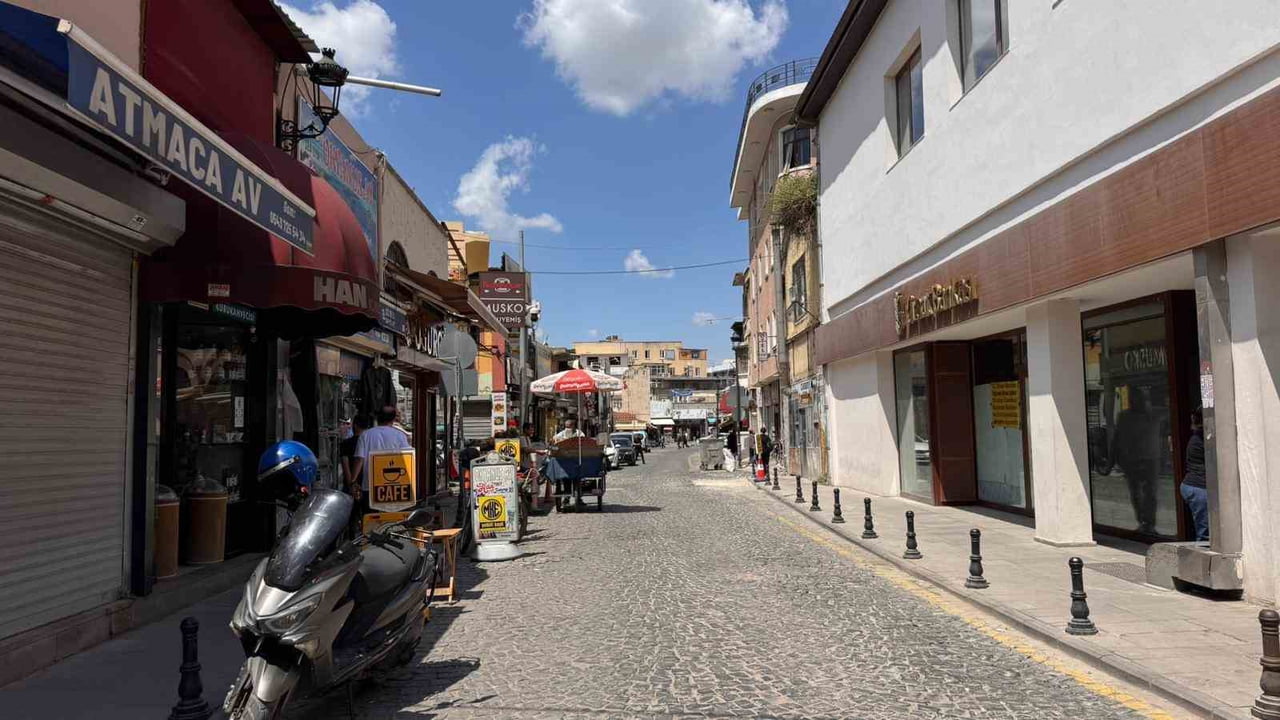 ADANA'NIN SİMGELERİNDEN TARİHİ BÜYÜK SAAT VE CİVARINDAKİ ÇARŞI ESNAFI, BELEDİYEYE TEPKİ GÖSTERİP...