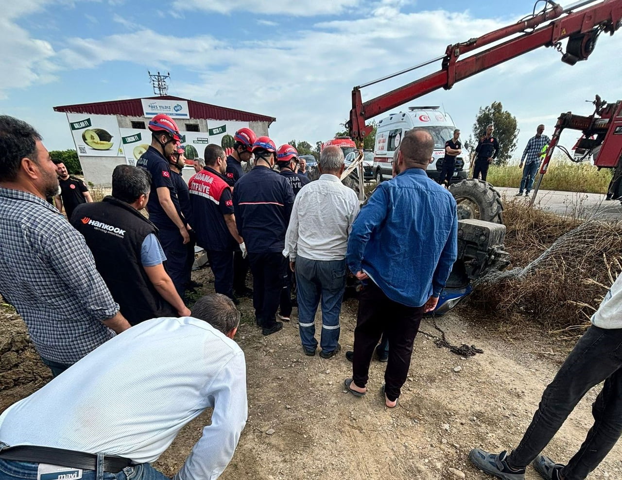 ADANA'NIN YÜREĞİR İLÇESİNDE TRAKTÖRÜN DEVRİLMESİ SONUCU SÜRÜCÜ HAYATINI KAYBETTİ.