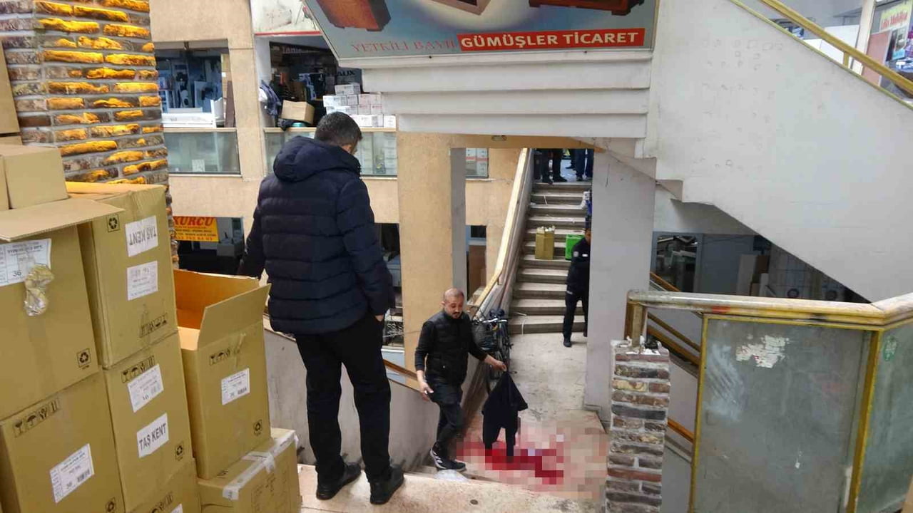 ADANA’DA AVİZE SATIŞI YAPILAN BİR İŞ YERİNDE ÇALIŞAN KİŞİ, UĞRADIĞI SİLAHLI SALDIRIDA BAŞINDAN VE...