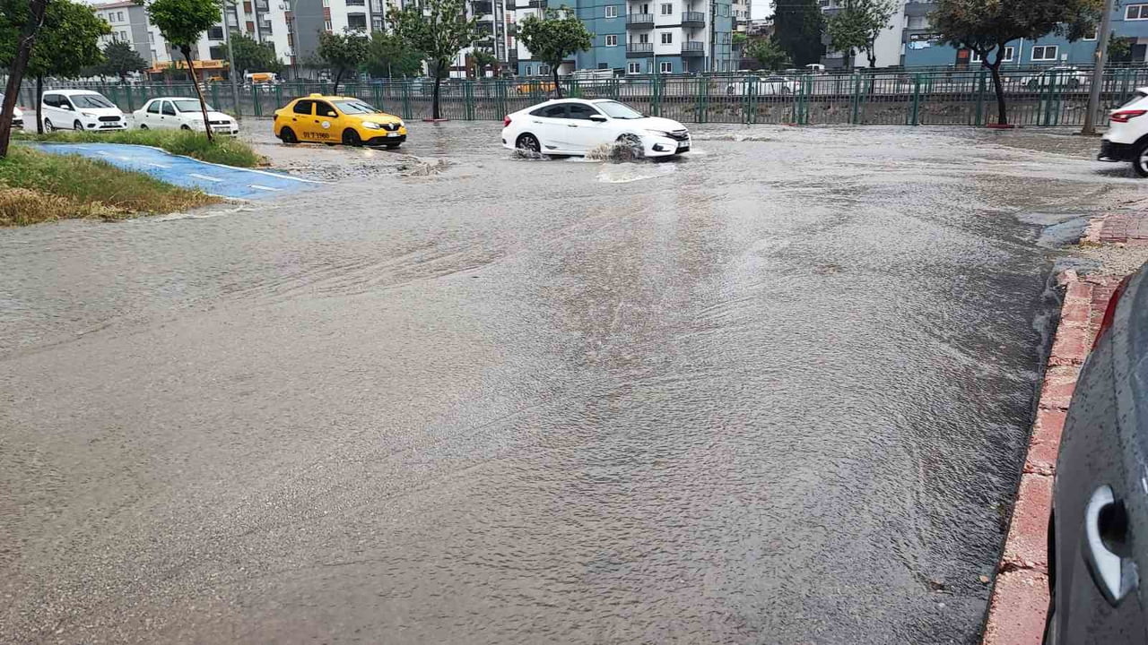 ADANA’DA ETKİLİ OLAN SAĞANAK YAĞIŞ HAYATI OLUMSUZ ETKİLEDİ. MERKEZ SEYHAN VE ÇUKUROVA İLÇELERİNDE...