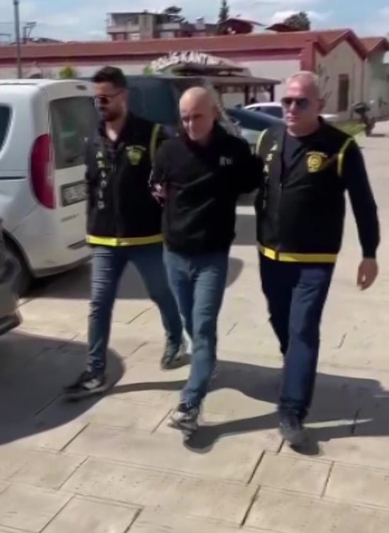 ADANA’DA GECE SAATLERİNDE APARTMAN VE OTOPARKLARI HEDEF ALAN HIRSIZLIK ŞÜPHELİSİ, ÖNCE İŞ YERİNE...