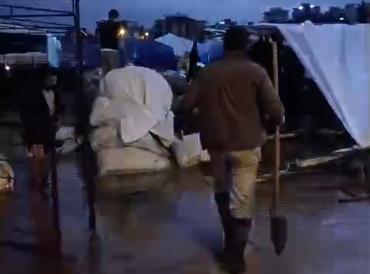 ADANA’DA GECE SAATLERİNDE ETKİLİ OLAN SAĞANAK YAĞIŞ, HAYATI OLUMSUZ ETKİLEDİ. YAĞIŞ NEDENİYLE...