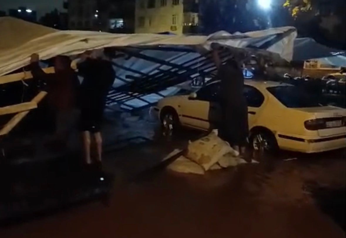 ADANA’DA GECE SAATLERİNDE ETKİLİ OLAN SAĞANAK YAĞIŞ, HAYATI OLUMSUZ ETKİLEDİ. YAĞIŞ NEDENİYLE...