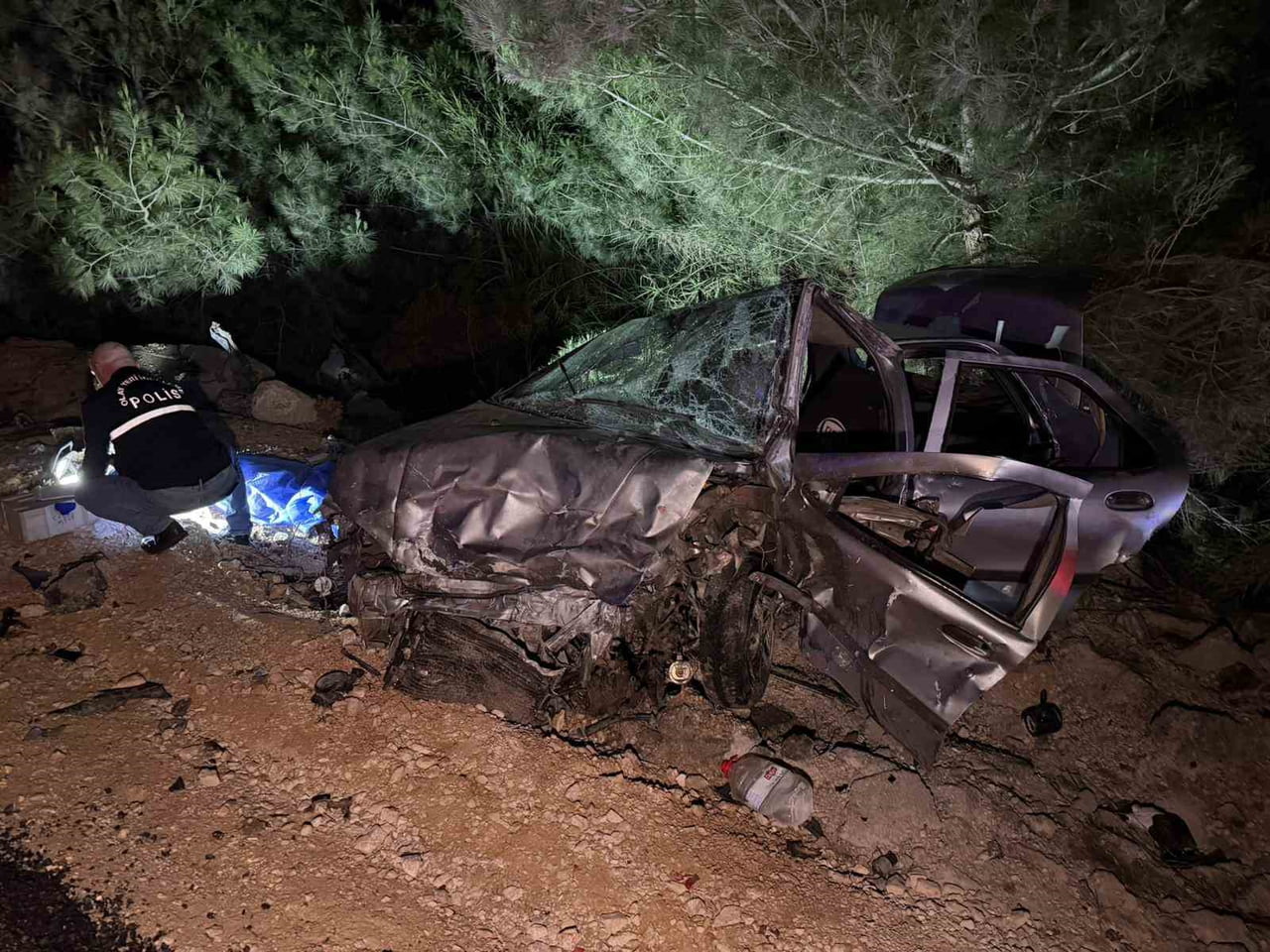 ADANA’DA İKİ OTOMOBİLİN KAFA KAFAYA ÇARPIŞTIĞI TRAFİK KAZASINDA KARI KOCA HAYATINI KAYBEDERKEN, 4...