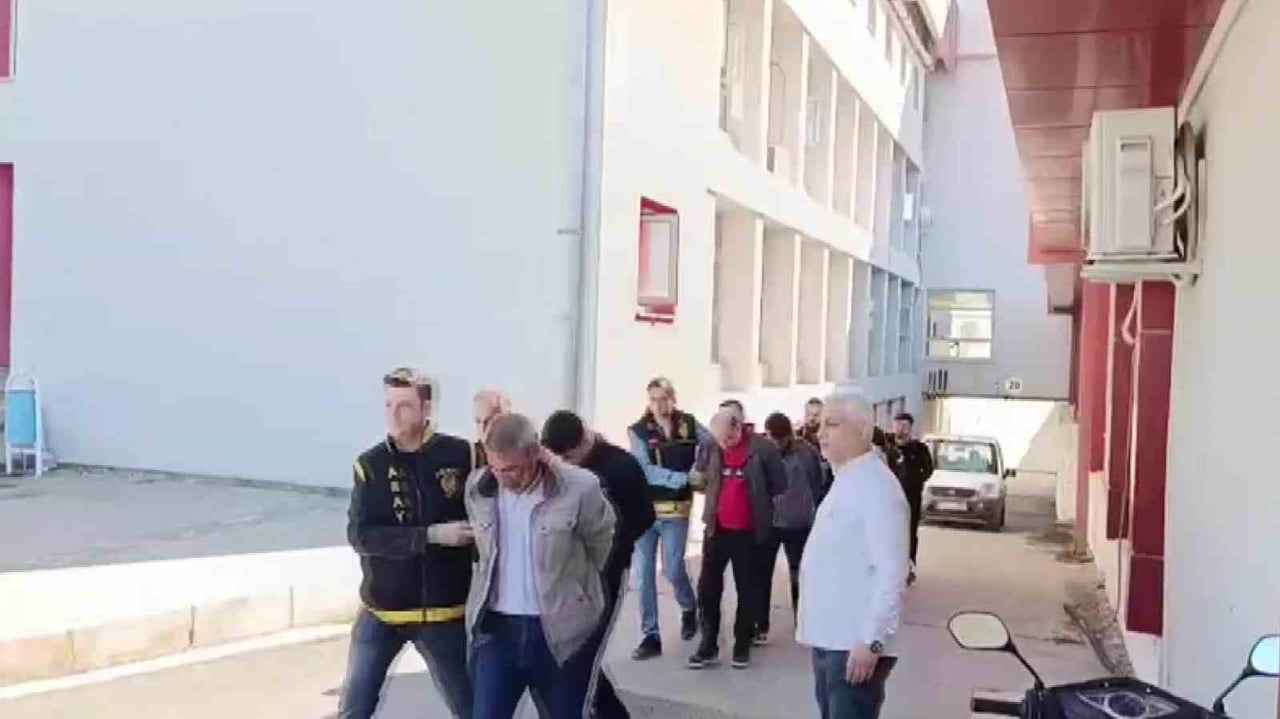 ADANA’DA KENDİLERİ HAKİM, SAVCI, POLİS OLARAK TANITIP 14 MİLYON TL VURGUN YAPAN DOLANDIRICILIK...