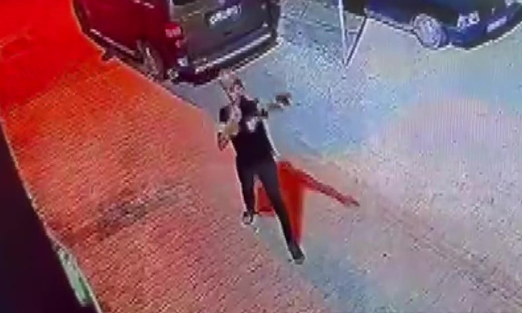 ADANA’DA KİMLİĞİ HENÜZ BELİRLENEMEYEN BİR ŞÜPHELİ, BİR EVE SİLAHLI SALDIRI DÜZENLEDİ. SİLAHININ...
