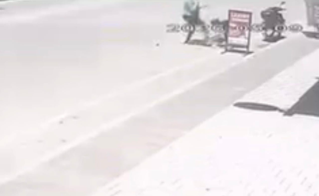 ADANA’DA KÜÇÜK ÇOCUĞUNA SOKAK ORTASINDA ŞİDDET UYGULAYAN ANNE, POLİS EKİPLERİNCE GÖZALTINA ALINDI....