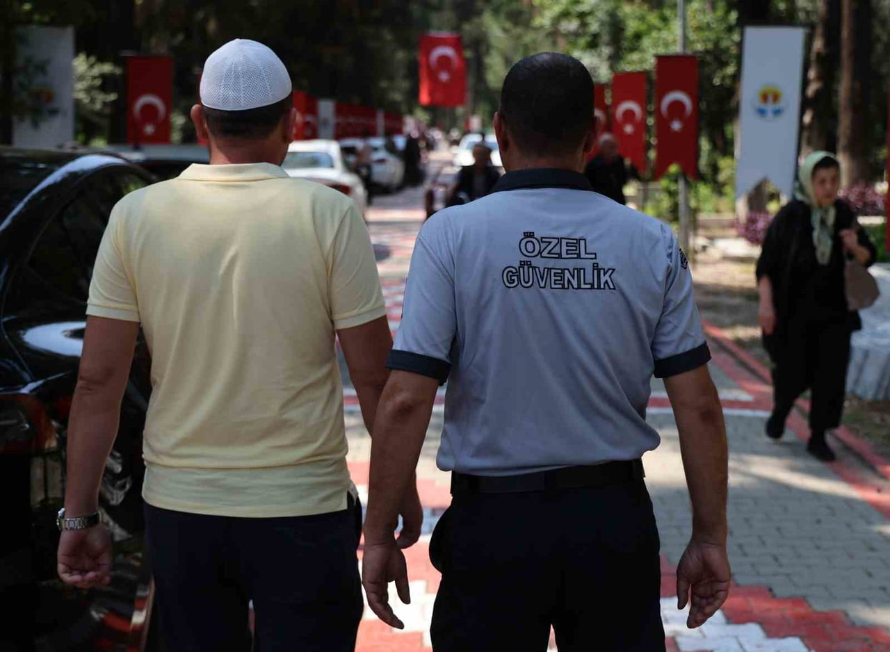 ADANA’DA KURBAN BAYRAMI ARİFESİNDE MEZARLIKTA ‘SAHTE HOCA’ DENETİMİ YAPILDI. KURAN-I KERİM İLE...