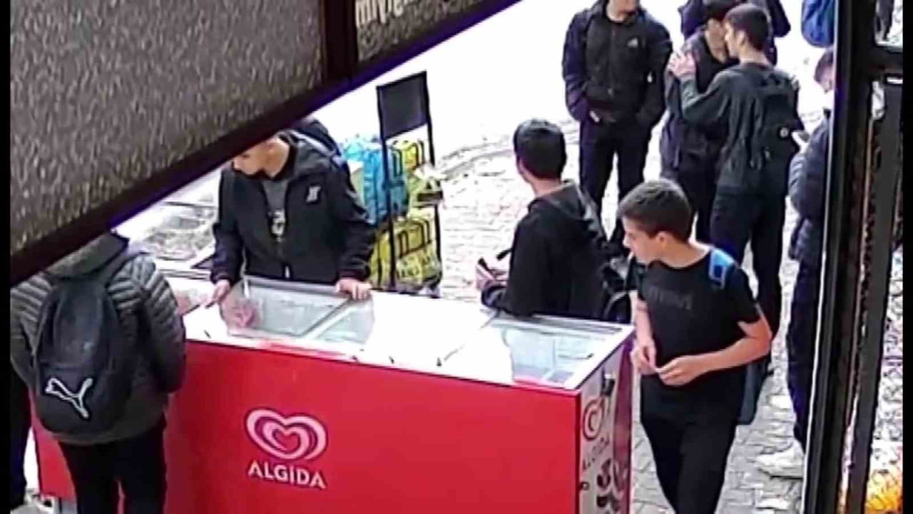 ADANA’DA LİSE ÖĞRENCİLERİ, BİR BAKKALDAN DONDURMA ÇALARAK MONTLARININ İÇİNE GİZLEDİ, O ANLAR...