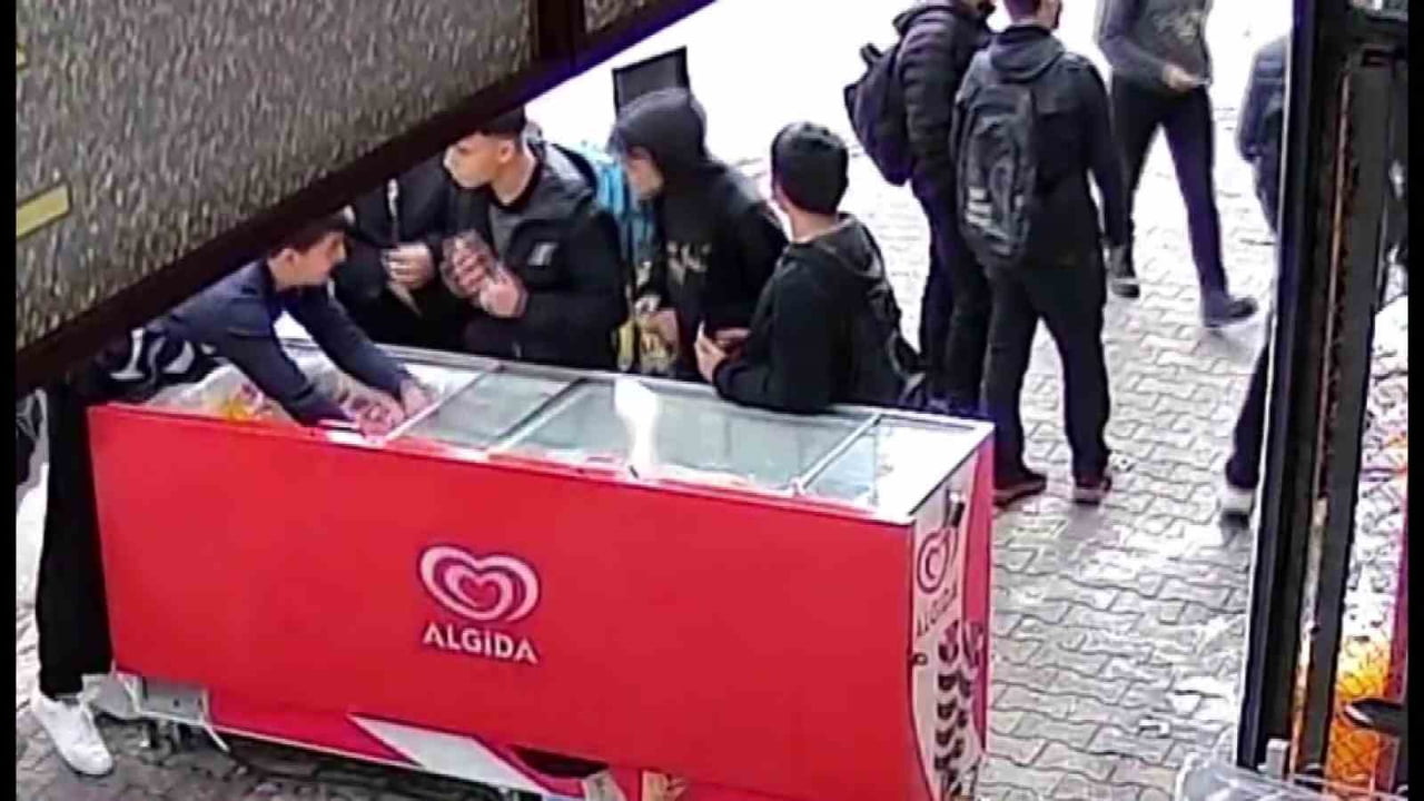 ADANA’DA LİSE ÖĞRENCİLERİ, BİR BAKKALDAN DONDURMA ÇALARAK MONTLARININ İÇİNE GİZLEDİ, O ANLAR...