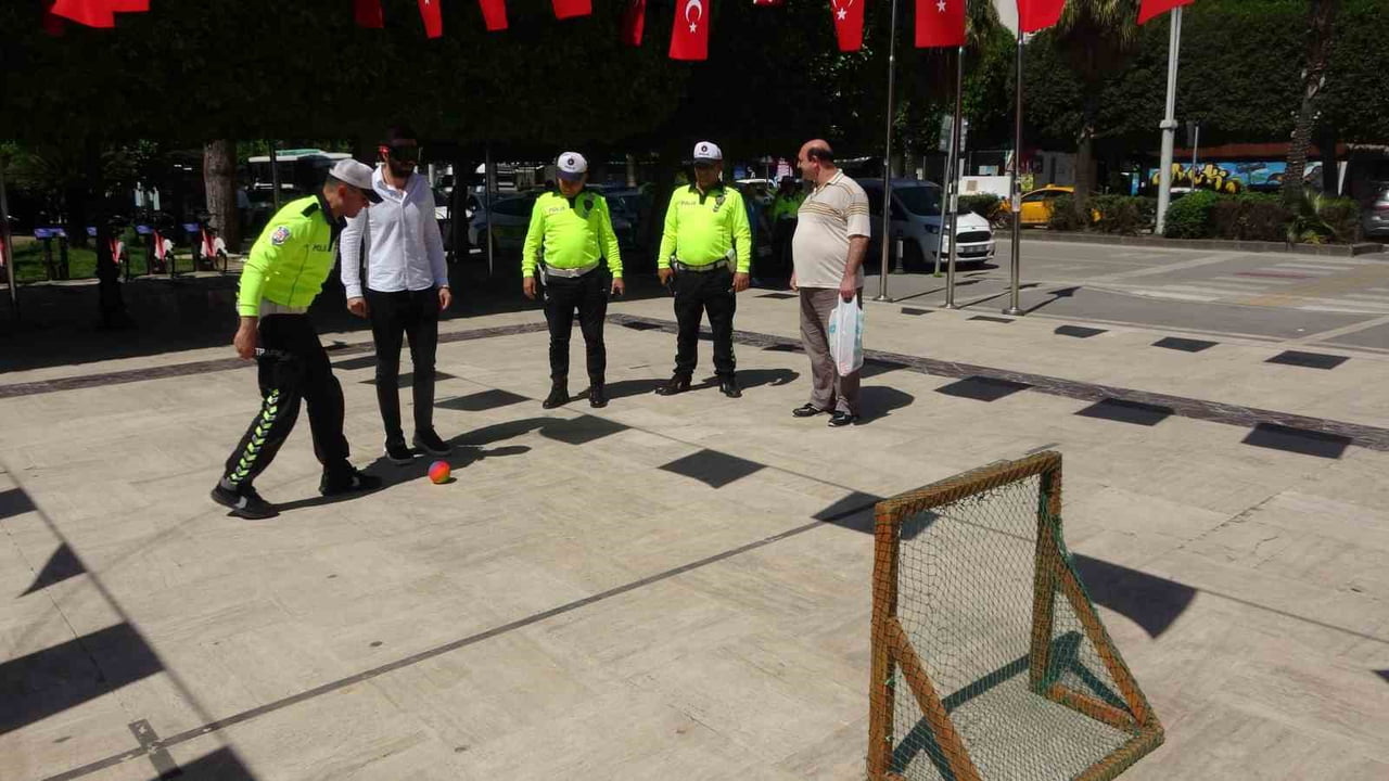 ADANA’DA POLİS EKİPLERİNİN DÜZENLEDİĞİ ETKİNLİKTE VATANDAŞLARA YÜKSEK PROMİL ALKOL SİMÜLASYON...