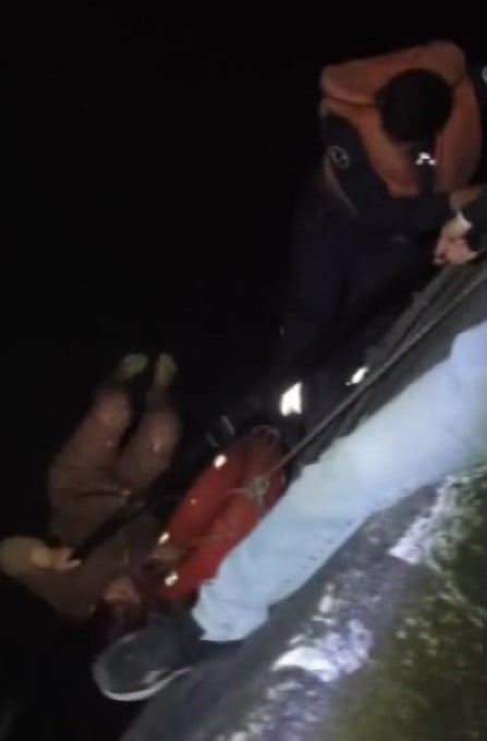 ADANA’DA SEYHAN NEHRİ’NE DÜŞEN KADIN ÖLÜMLE BURUN BURUNA GELDİ. İTFAİYE TARAFINDAN KADIN...