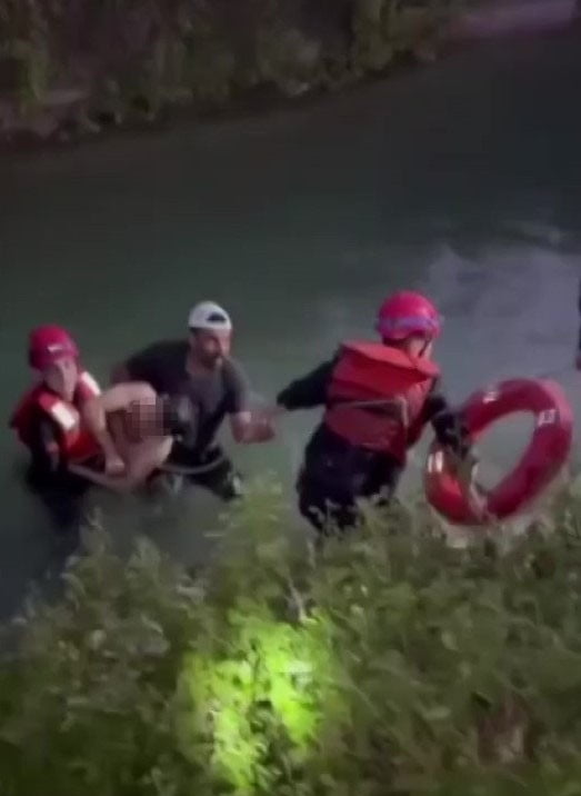 ADANA’DA SULAMA KANALINA DÜŞEN GENÇ İTFAİYE EKİPLERİNCE KURTARILDI. İTFAİYE EKİPLERİNİN KALP...