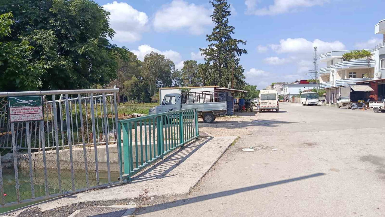 ADANA’DA SURİYE UYRUKLU İKİ GRUP ARASINDA ÇIKAN SATIRLI KAVGADA 1 KİŞİ ÖLÜRKEN 2 KİŞİ YARALANDI....