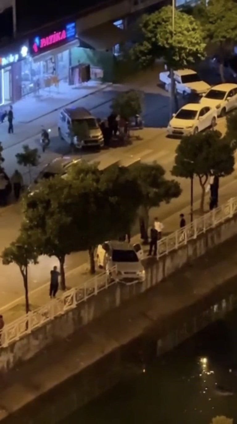 ADANA’DA SÜRÜCÜSÜNÜN DİREKSİYON HAKİMİYETİNİ KAYBETTİĞİ OTOMOBİL, SULAMA KANALININ KORKULUKLARINA...