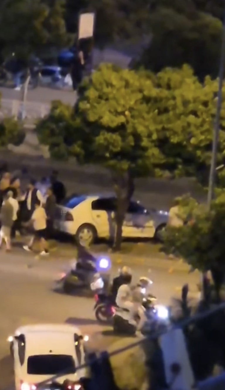 ADANA’DA SÜRÜCÜSÜNÜN DİREKSİYON HAKİMİYETİNİ KAYBETTİĞİ OTOMOBİL, SULAMA KANALININ KORKULUKLARINA...