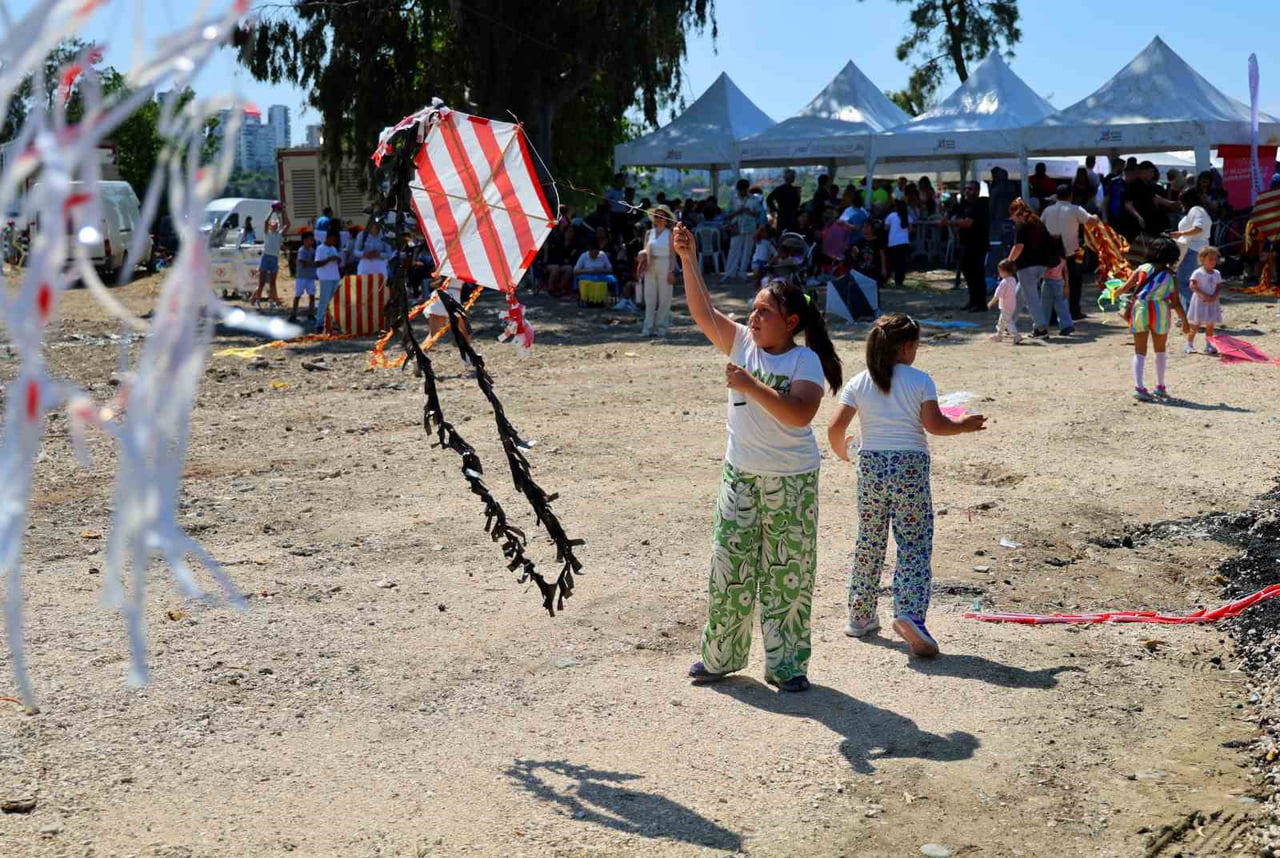 ADANA’DA ‘UÇURTMANI AL GEL, GÖKYÜZÜNÜ HEP BİRLİKTE RENKLENDİRELİM’ SLOGANIYLA DÜZENLENEN UÇURTMA...