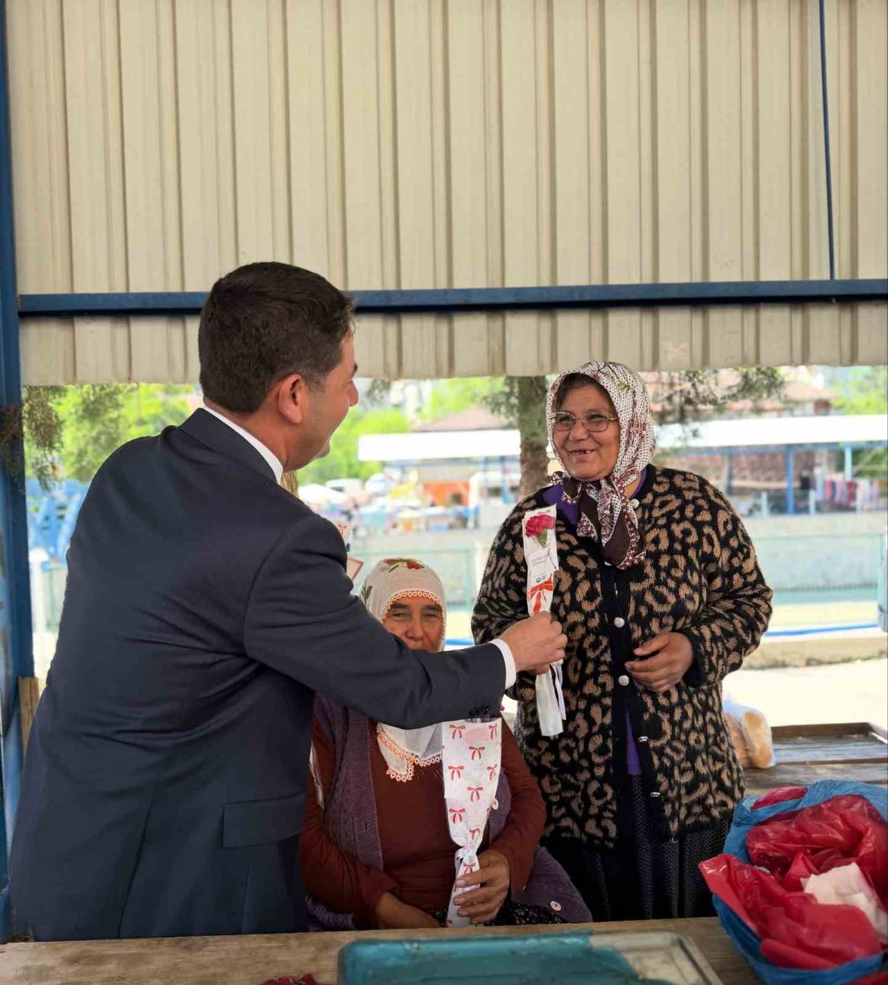 ADANA’NIN FEKE İLÇESİNDE HER CUMA KURULAN KÖYLÜ PAZARINDA ÜRÜNLERİNİ SATIŞA SUNAN KADIN...