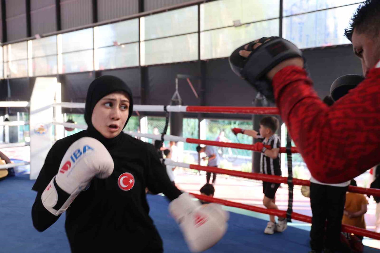 ADANA’NIN KOZAN İLÇESİNDE 8 YAŞINDA BABASININ YÖNLENDİRMESİYLE BOKSA BAŞLAYAN 16 YAŞINDAKİ MİLLİ...