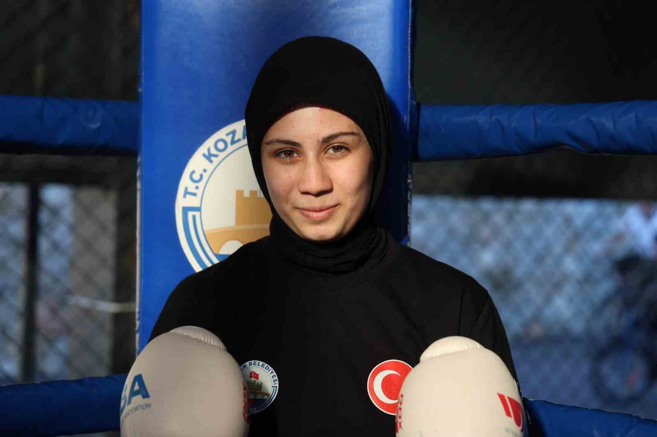ADANA’NIN KOZAN İLÇESİNDE 8 YAŞINDA BABASININ YÖNLENDİRMESİYLE BOKSA BAŞLAYAN 16 YAŞINDAKİ MİLLİ...