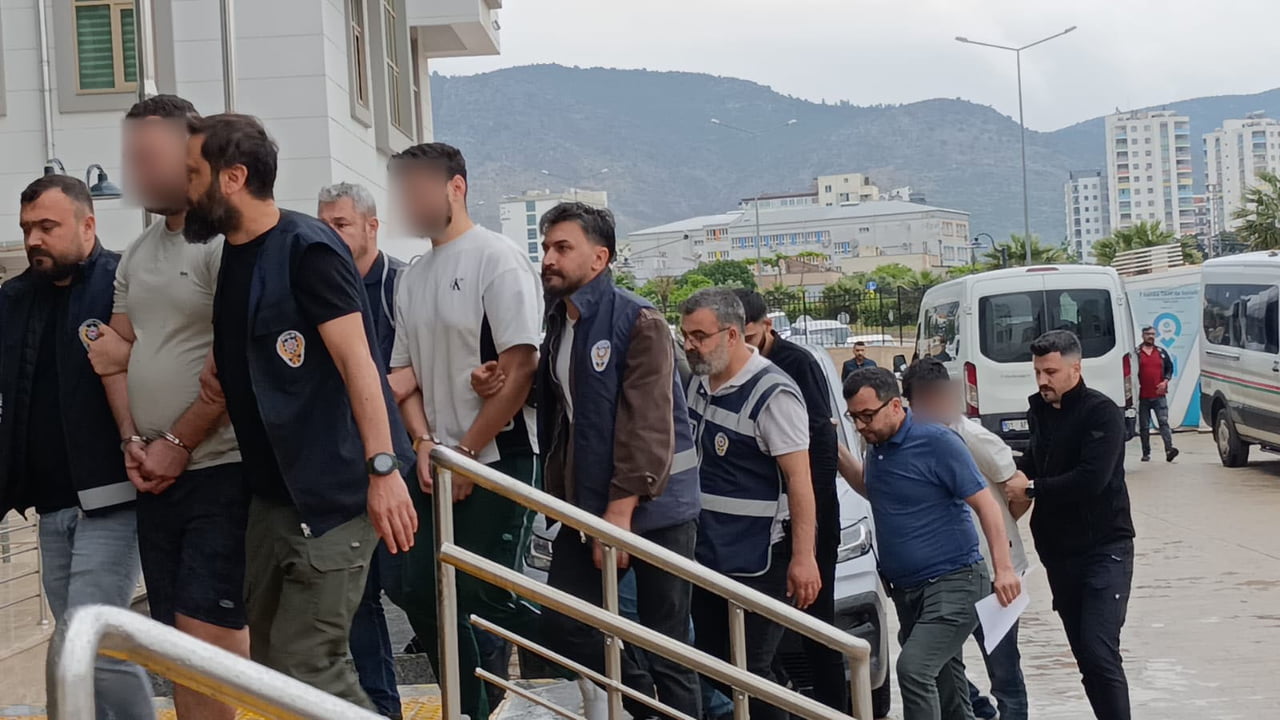ADANA’NIN KOZAN İLÇESİNDE ALKOL ALDIĞI SIRADA SIRTINDAN TABANCAYLA VURULAN VE HASTANEDE HAYATINI...