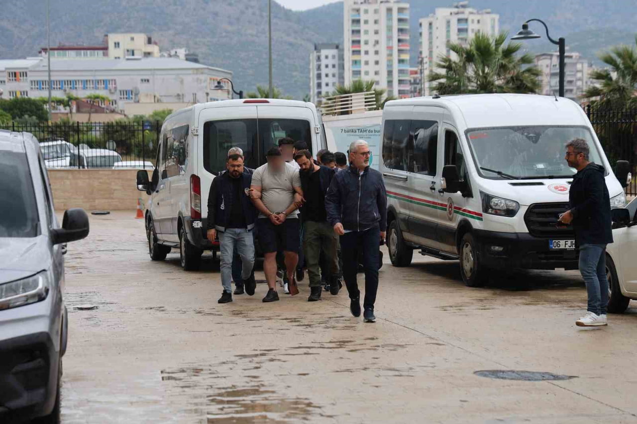 ADANA’NIN KOZAN İLÇESİNDE ALKOL ALDIĞI SIRADA SIRTINDAN TABANCAYLA VURULAN VE HASTANEDE HAYATINI...