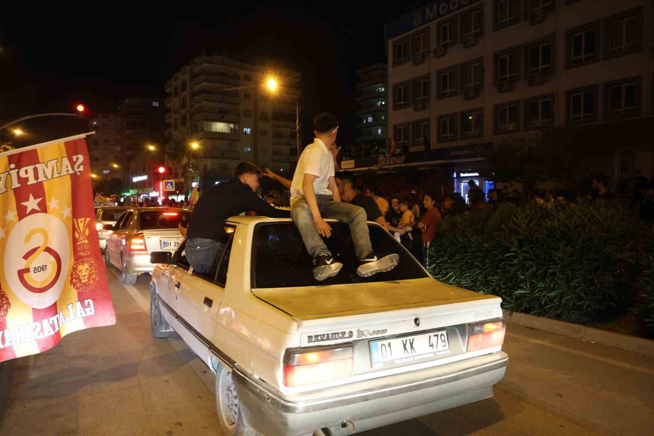 ADANA’NIN KOZAN İLÇESİNDE GALATASARAY’IN ŞAMPİYONLUK KUTLAMALARI SIRASINDA TRAFİK MAGANDALIĞI...