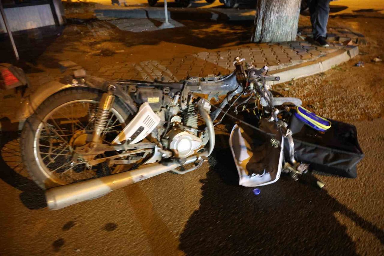 ADANA’NIN KOZAN İLÇESİNDE GALATASARAY KONVOYUNDAN AYRILAN OTOMOBİL İLE MOTOSİKLET KURYESİNİN...