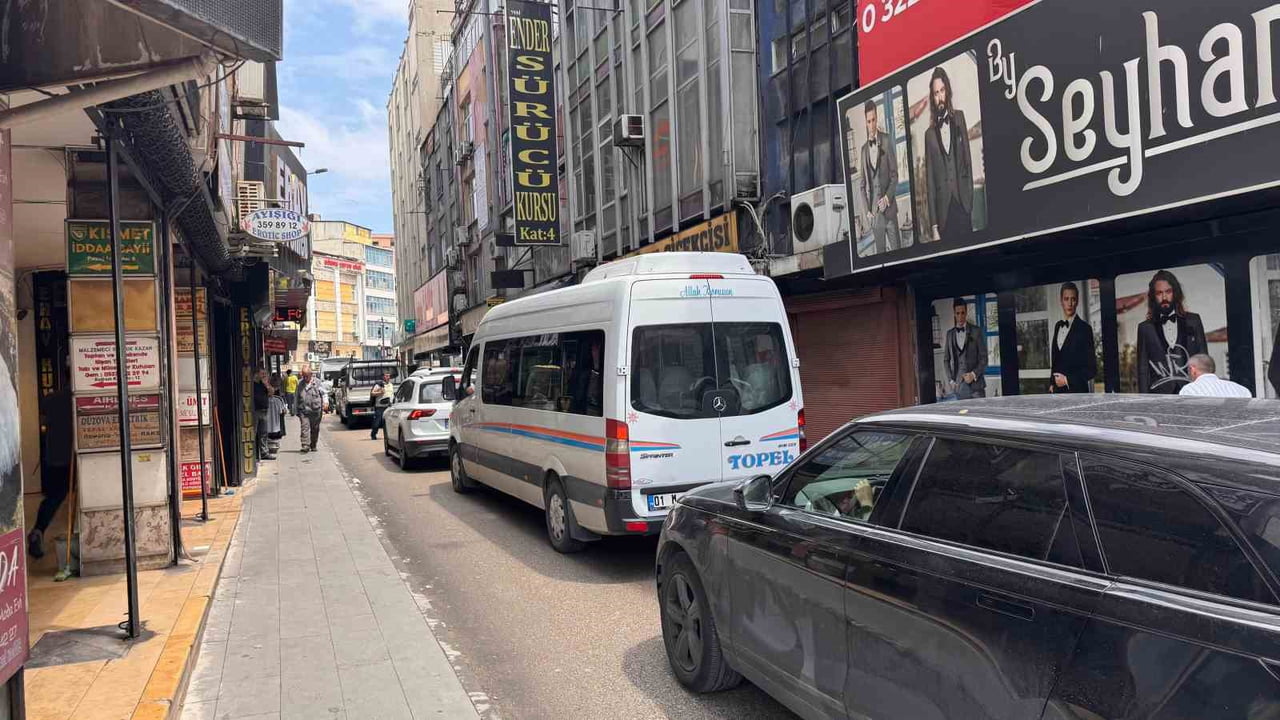 ADANA’NIN SEYHAN İLÇESİNDE EN YOĞUN KENT MERKEZLERİNDEN BİRİ OLAN KÜÇÜK SAAT CİVARINDA YAŞANAN...