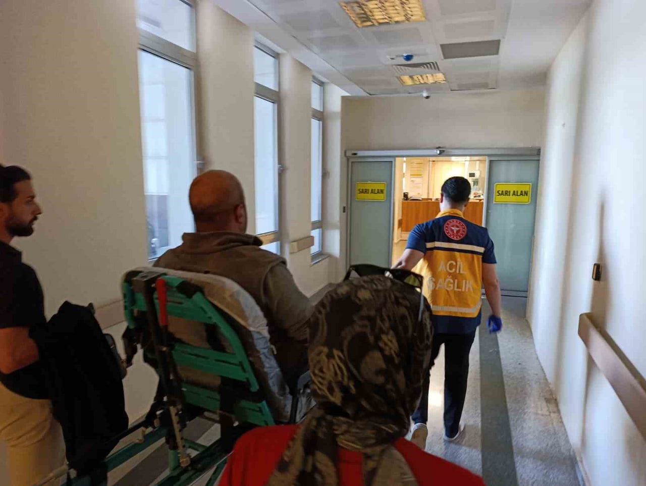 ADIYAMAN'DA HAFİF TİCARİ ARAÇ İLE MOTOSİKLETİN ÇARPIŞMASI SONUCU 1 KİŞİ YARALANDI.