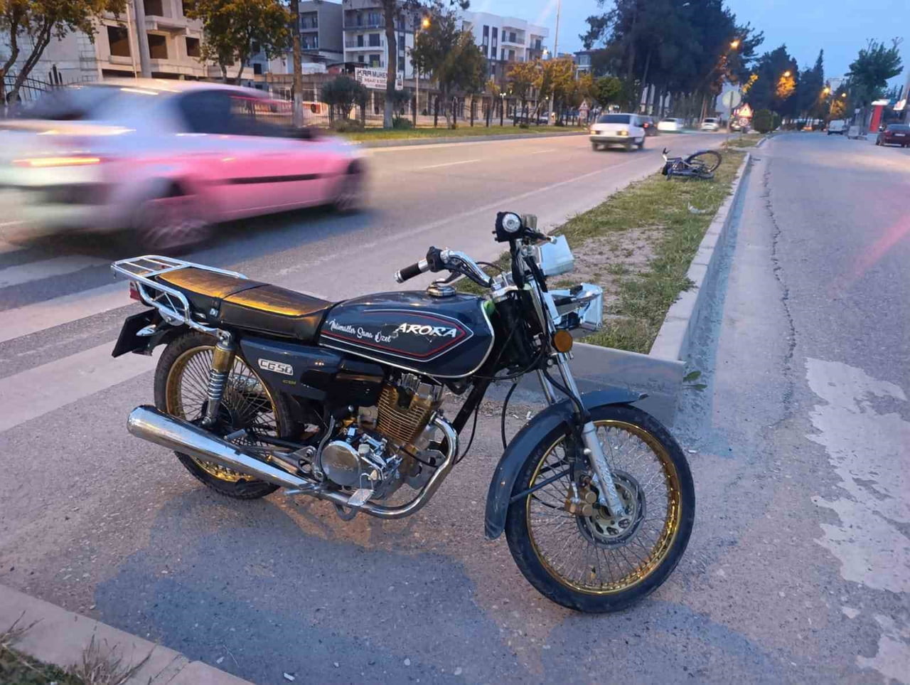 ADIYAMAN'DA MOTOSİKLETLE BİSİKLETİN ÇARPIŞMASI SONUCU 2 KİŞİ YARALANDI.