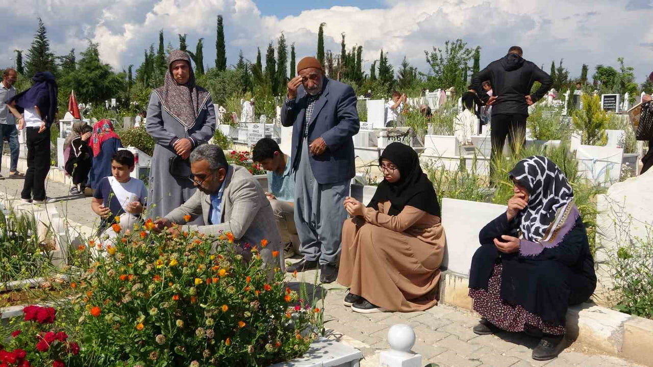 ADIYAMAN’DA 6 ŞUBAT DEPREMLERİNDE HAYATINI KAYBEDENLERİN DEPREMZEDE YAKINLARI KURBAN BAYRAMININ...