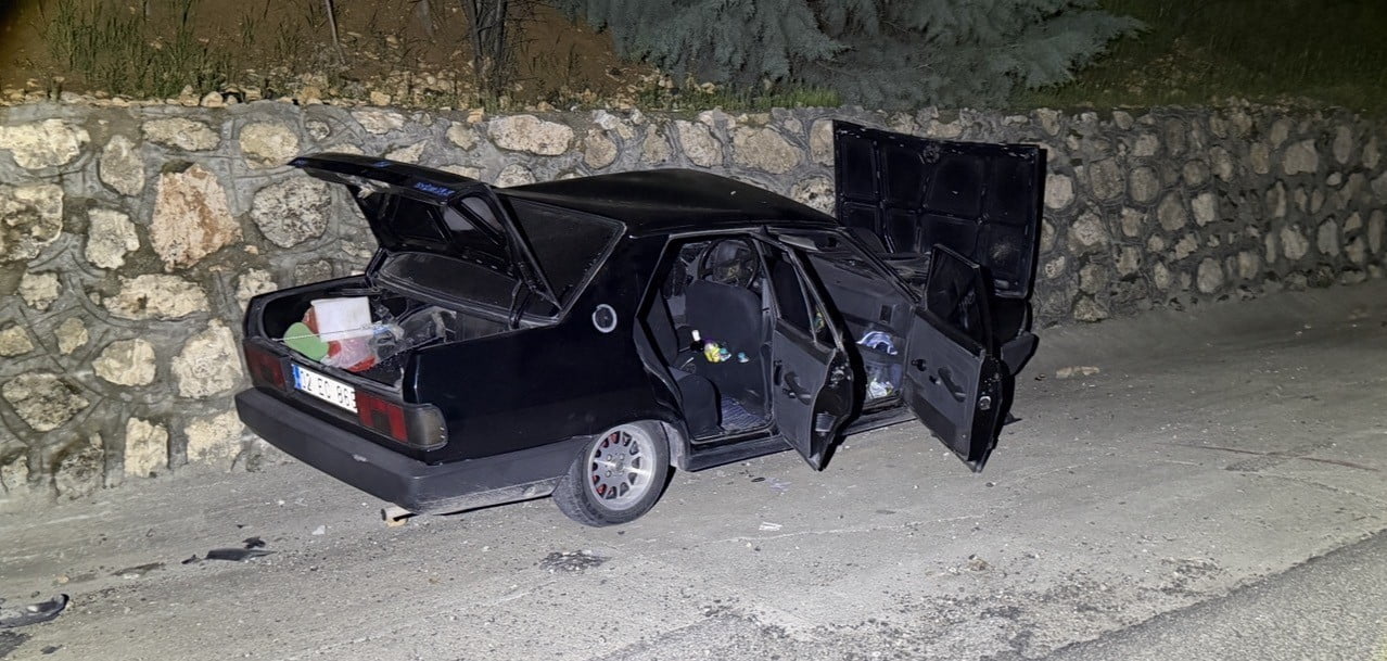 ADIYAMAN’DA, ALKOLLÜ SÜRÜCÜNÜN KULLANDIĞI OTOMOBİLİN TERS ŞERİDE GİREREK İSTİNAT DUVARINA ÇARPMASI...