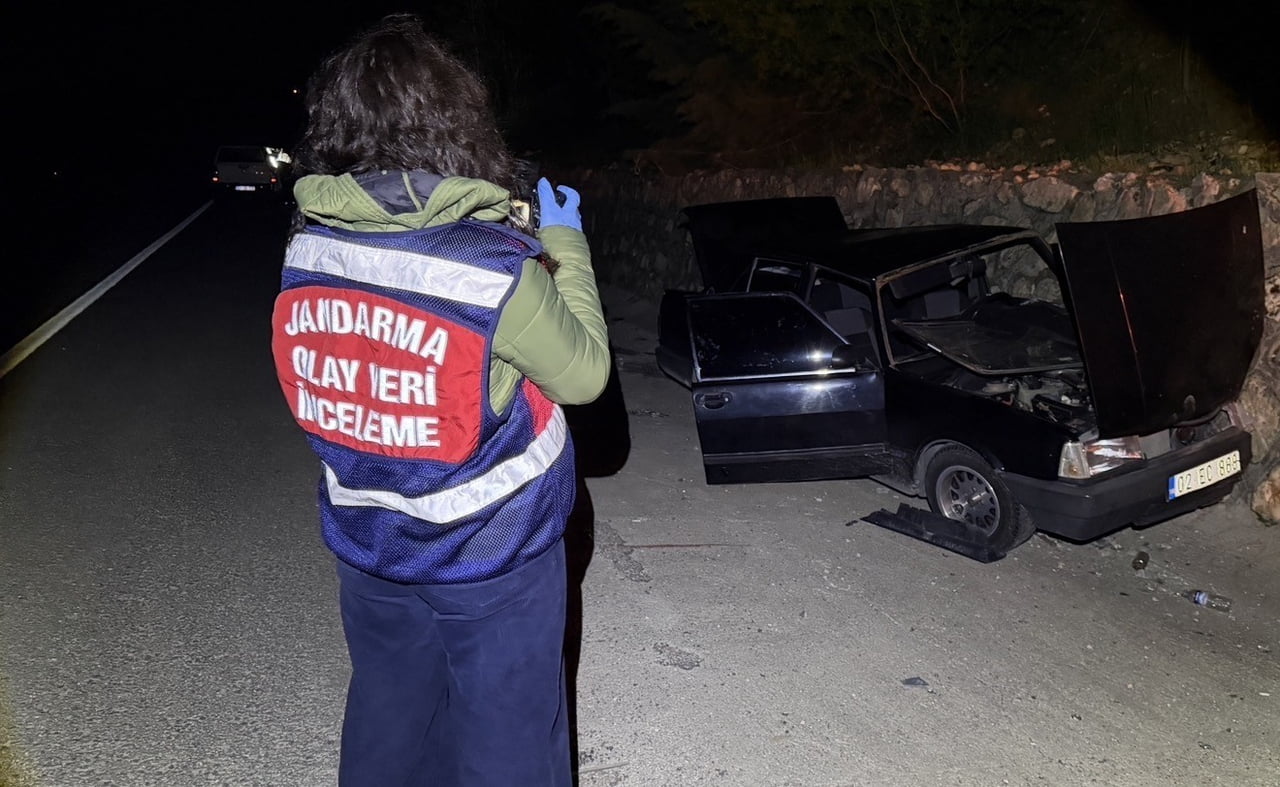 ADIYAMAN’DA, ALKOLLÜ SÜRÜCÜNÜN KULLANDIĞI OTOMOBİLİN TERS ŞERİDE GİREREK İSTİNAT DUVARINA ÇARPMASI...