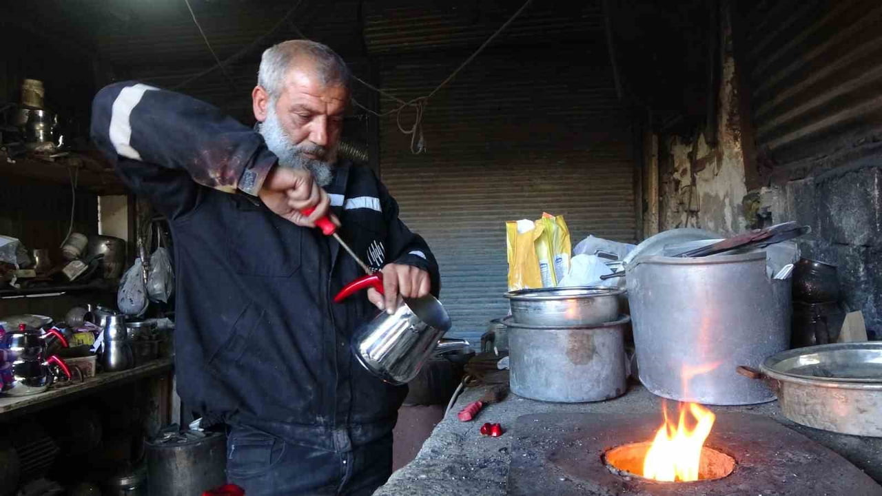 ADIYAMAN’DA DEDEDEN TORUNA MİRAS KALAN KALAYCILIK MESLEĞİNİ SÜRDÜREN KENTTEKİ SON USTA, GELİŞEN...